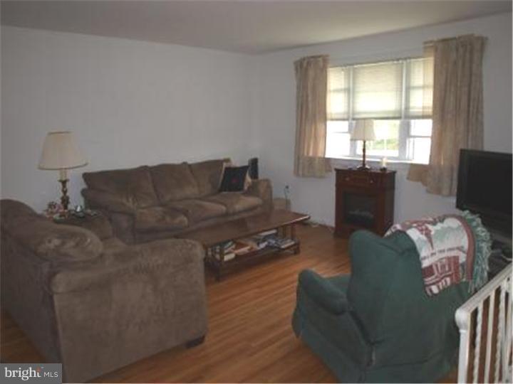 413 Edsam Avenue Pitman, NJ 08071 - Photo 3 of 16 Living Room