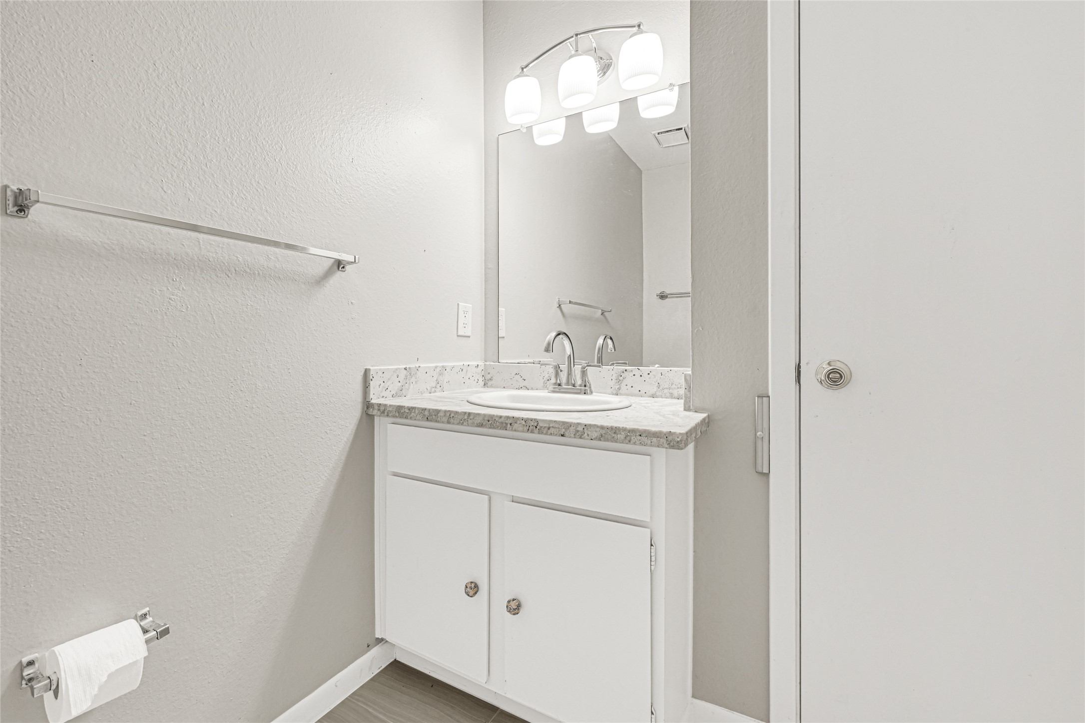 14020 Schroeder Road, Unit 126 Houston, TX 77070 - Photo 18 of 26 Second bath with vanity