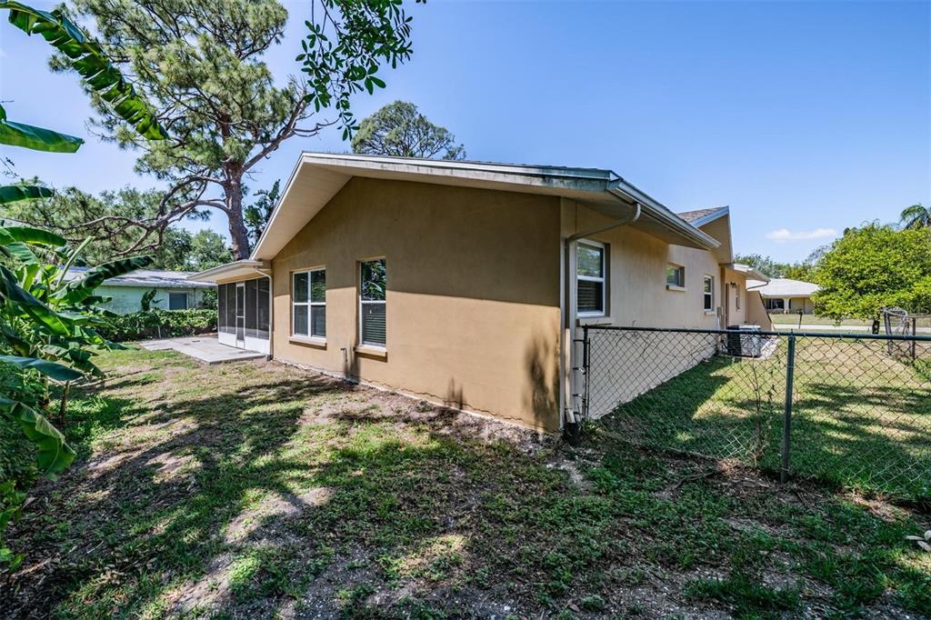 1124 Danny Drive Sarasota, FL 34243 - Photo 37 of 45