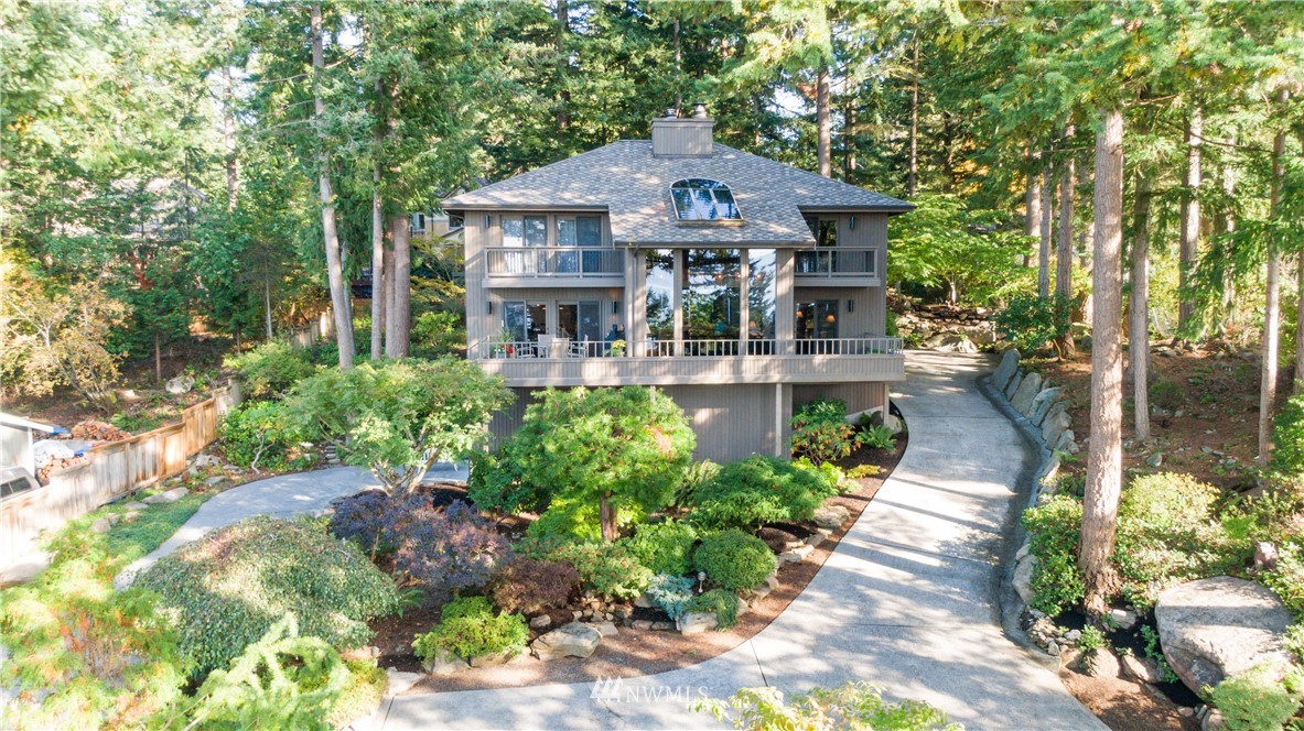 629 Fieldston Road Bellingham, WA 98225 - Photo 2 of 25 a front view of a house with a yard