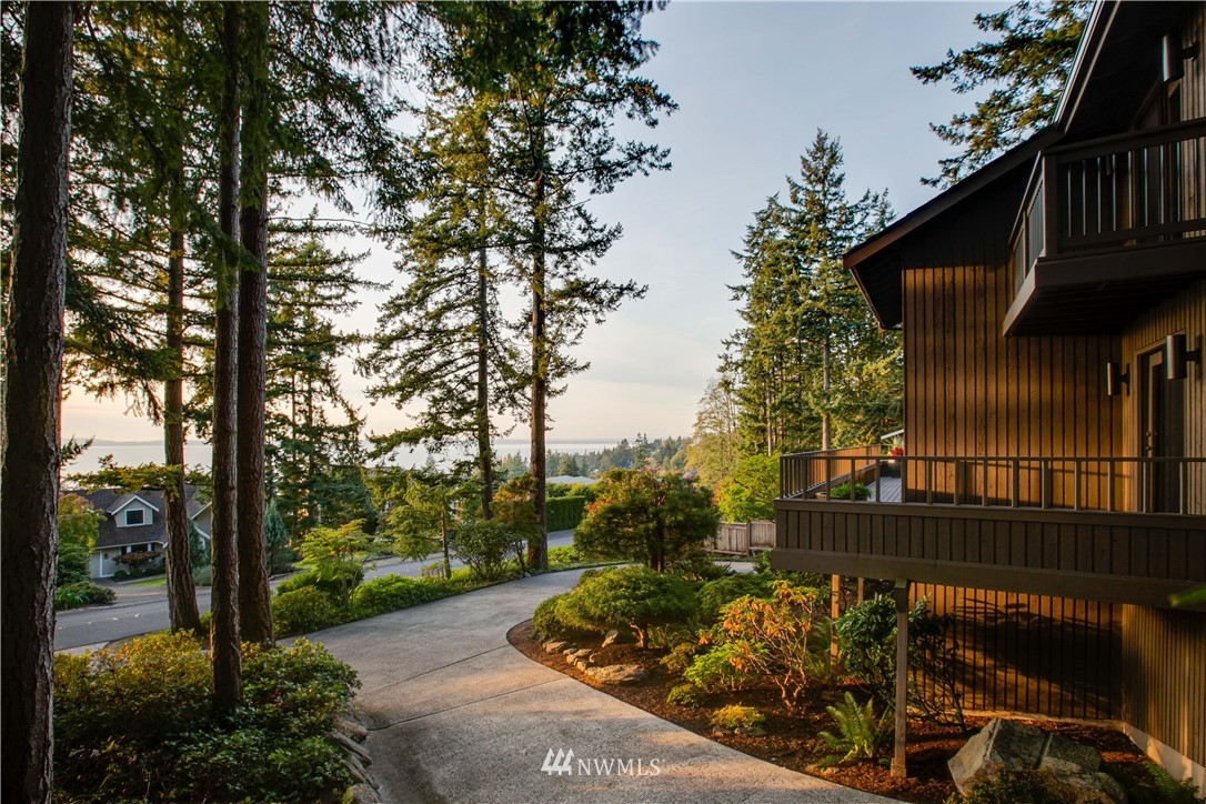 629 Fieldston Road Bellingham, WA 98225 - Photo 3 of 25 a backyard of a house with lots of green space
