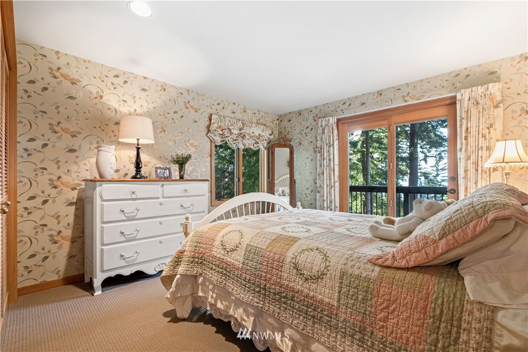 629 Fieldston Road Bellingham, WA 98225 - Photo 22 of 25 a bedroom with a bed and a window