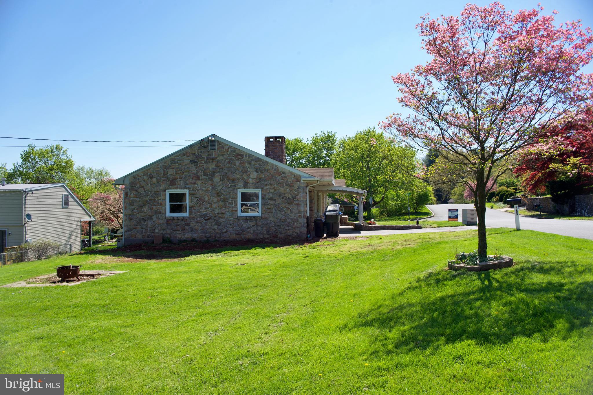 4725 Hillside Road Reading, PA 19606 - Photo 3 of 43 Large Yard