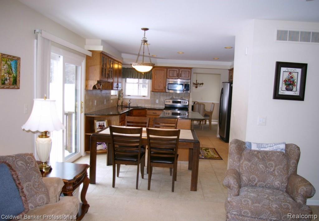 36114 Hardenburg Road Farmington, MI 48331 - Photo 5 of 24 Family Room & Kitchen
