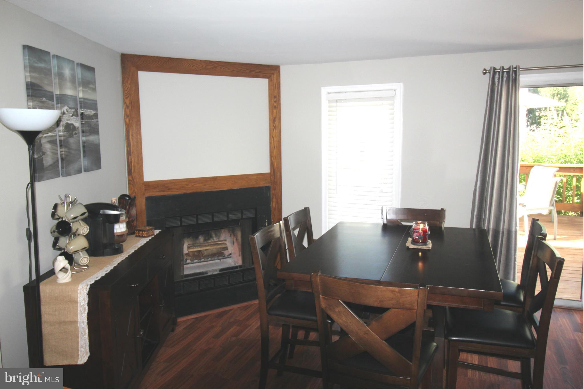 11186 Silentwood Lane Reston, VA 20191 - Photo 8 of 30 Living Room