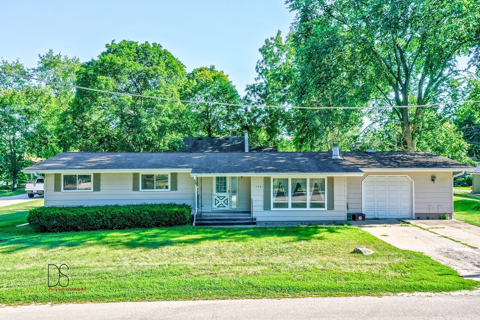 146 Center Street Seneca, IL 61360 - Photo 3 of 19 front view of a house with a yard