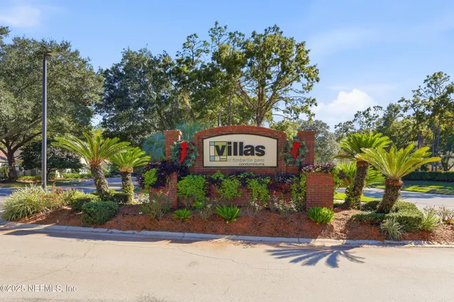 a sign that is sitting on a brick wall