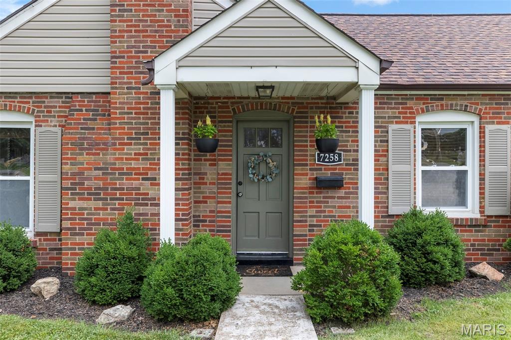 7258 MacKenzie Road St. Louis, MO 63123 - Photo 2 of 18