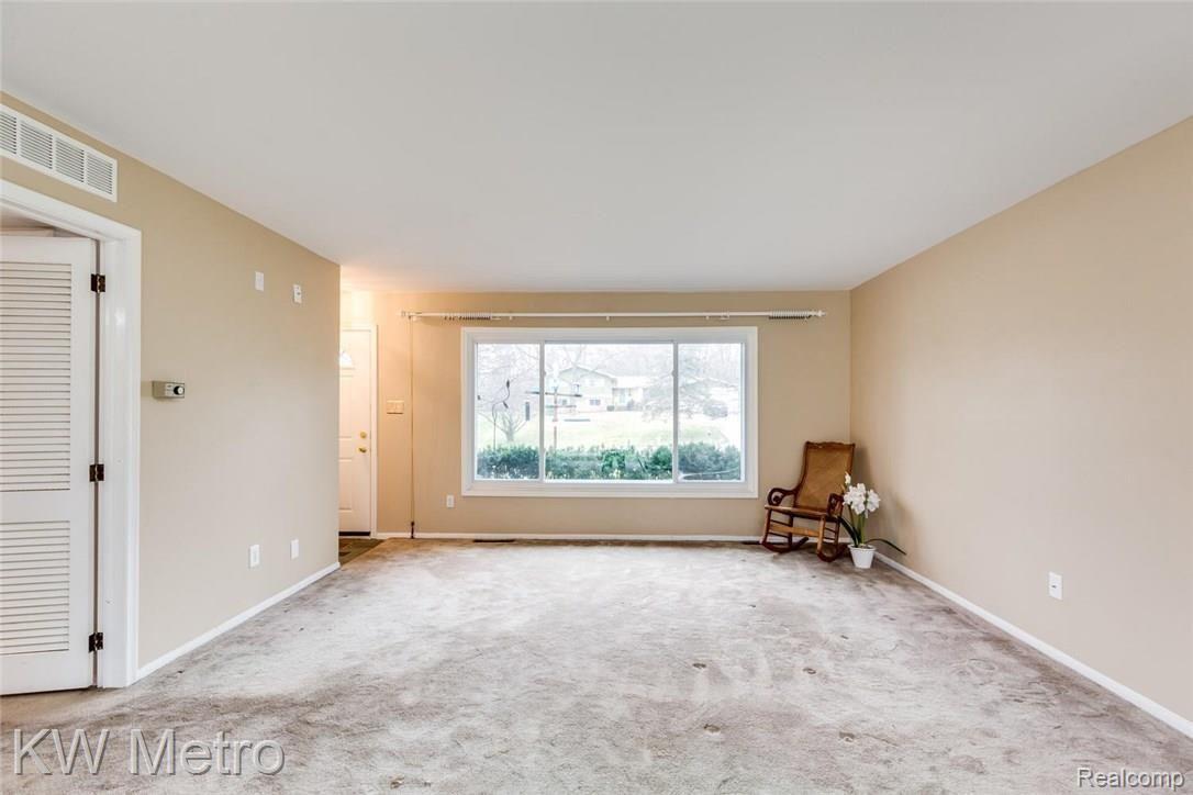 145 Wimpole Dr Rochester MI-large-005-10-Living Room-1500x1000-72dpi.jpg
