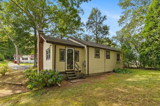 a view of a house with backyard