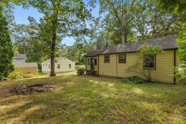 a view of a house with a yard