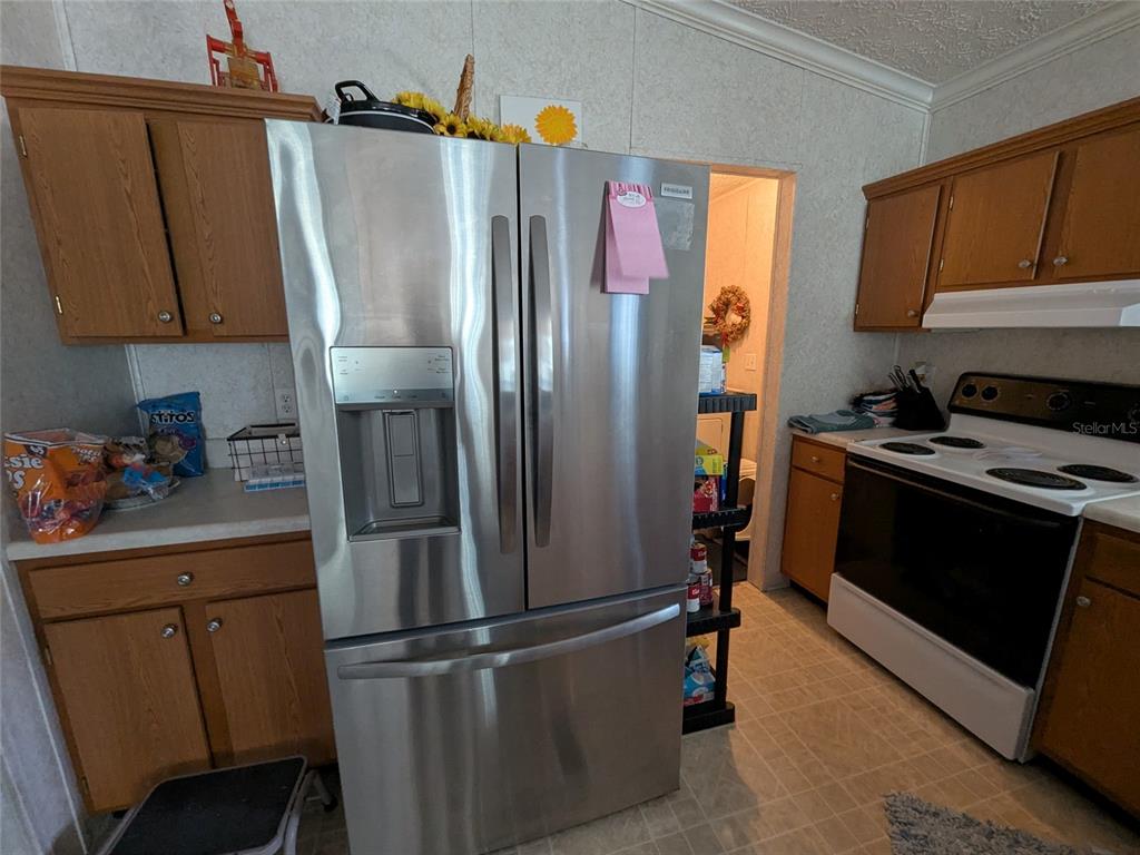 5139 Northeast Sandy Road Arcadia, FL 34266 - Photo 21 of 45 a metallic refrigerator freezer sitting in a kitchen