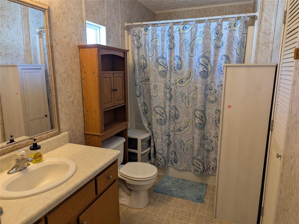 5139 Northeast Sandy Road Arcadia, FL 34266 - Photo 28 of 45 a bathroom with a toilet sink and shower curtain