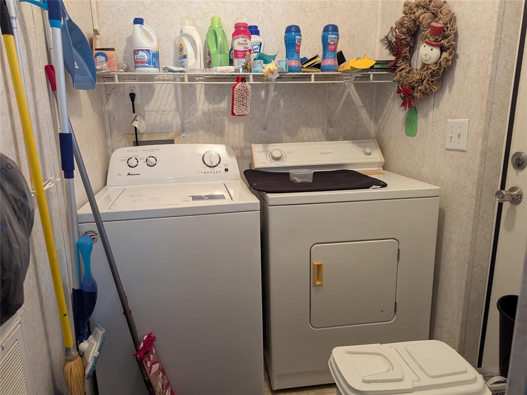 5139 Northeast Sandy Road Arcadia, FL 34266 - Photo 33 of 45 a utility room with dryer and washer