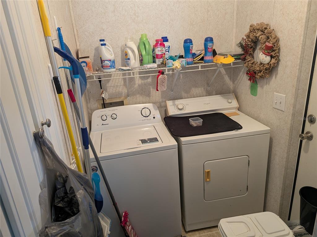 5139 Northeast Sandy Road Arcadia, FL 34266 - Photo 34 of 45 a utility room with dryer and washer