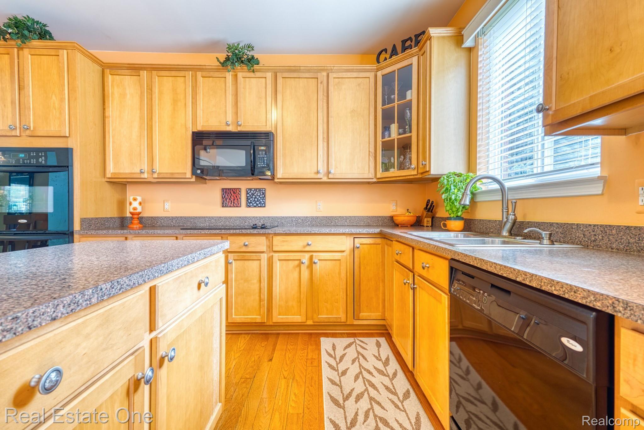 3370 Everett Drive Rochester, MI 48307 - Photo 7 of 36 DSC02434.jpg