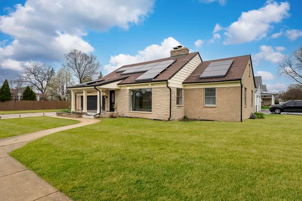 $379,999 | 84 South Weston Avenue, Elgin, IL 60123