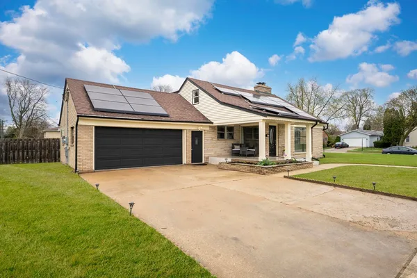 $379,999 | 84 South Weston Avenue, Elgin, IL 60123