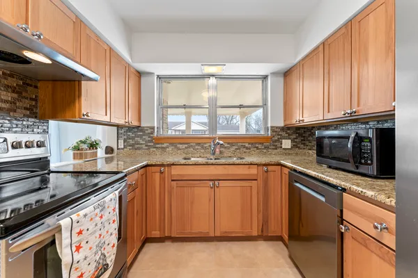 $379,999 | 84 South Weston Avenue, Elgin, IL 60123