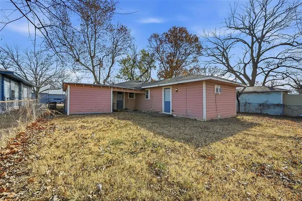 $1,400 | 406 North College Street, Howe, TX 75459