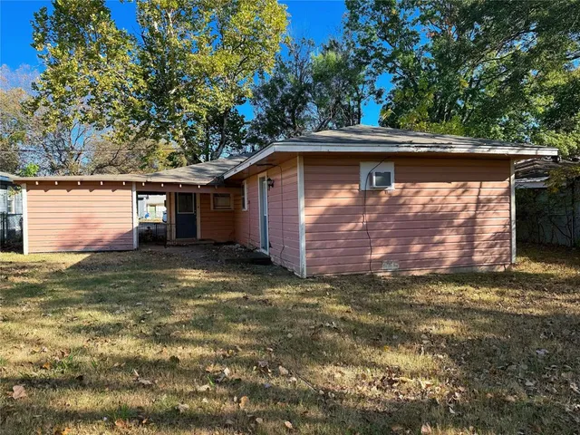 a view of a yard with a house