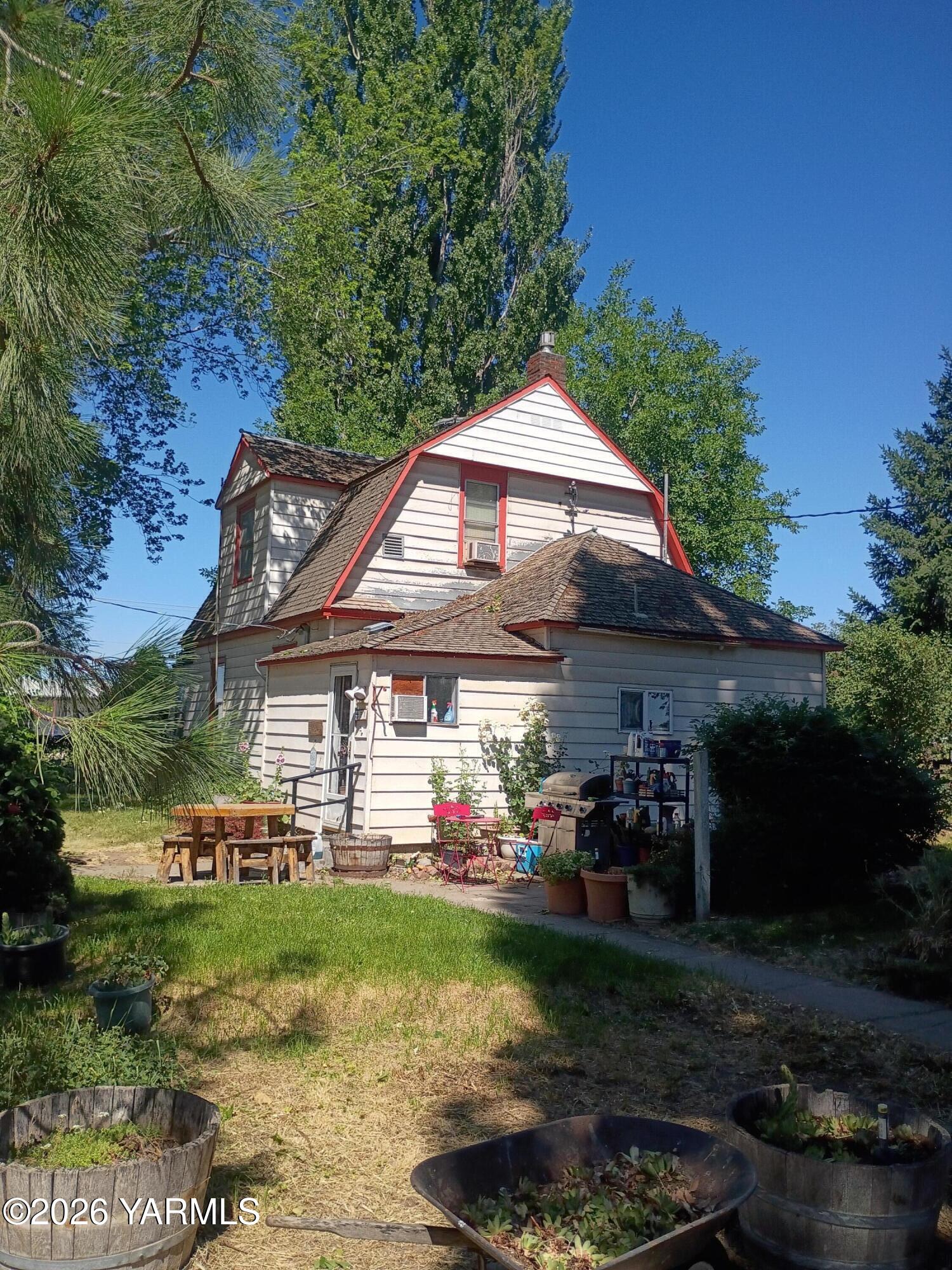 31 North McLean Road Sunnyside, WA 98944 - Photo 2 of 17 degraaf side of house and porch