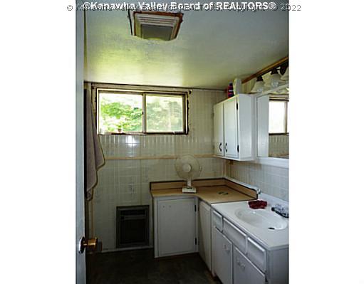 2016 Belgrove Road Kenna, WV 25248 - Photo 8 of 16 Main Level Bathroom.