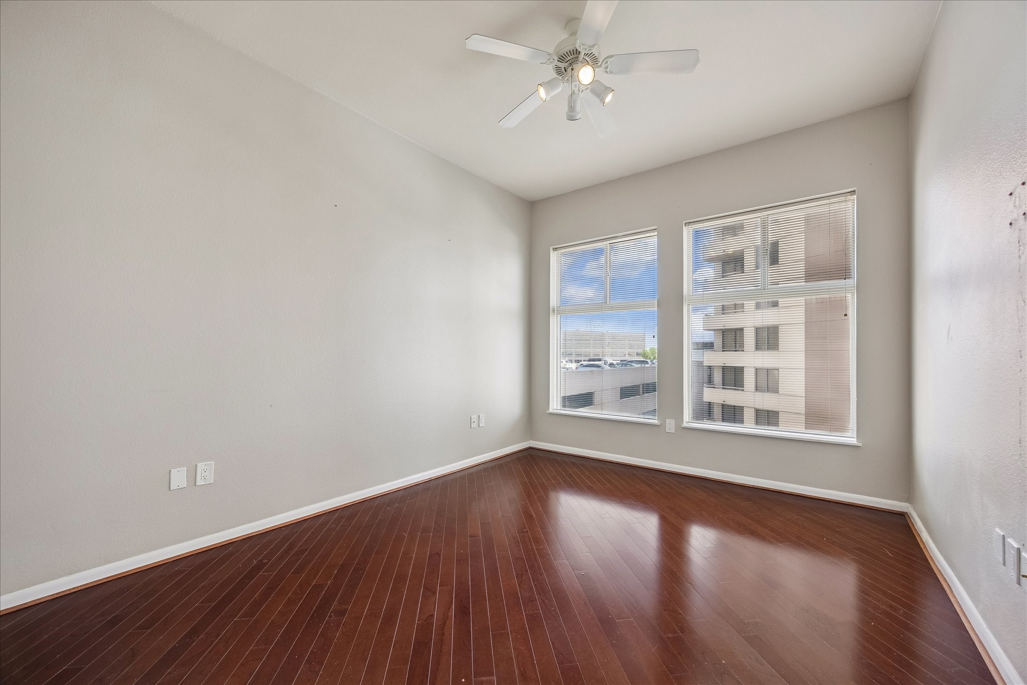3505 Sage Road, Unit 508 Houston, TX 77056 - Photo 10 of 23 PRIMARY BEDROOM WIITH WOOD FLOORS AND CEILING FAN