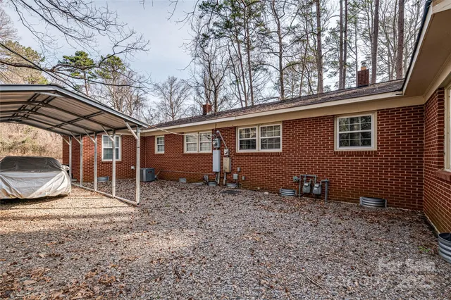 a view of a house with a backyard