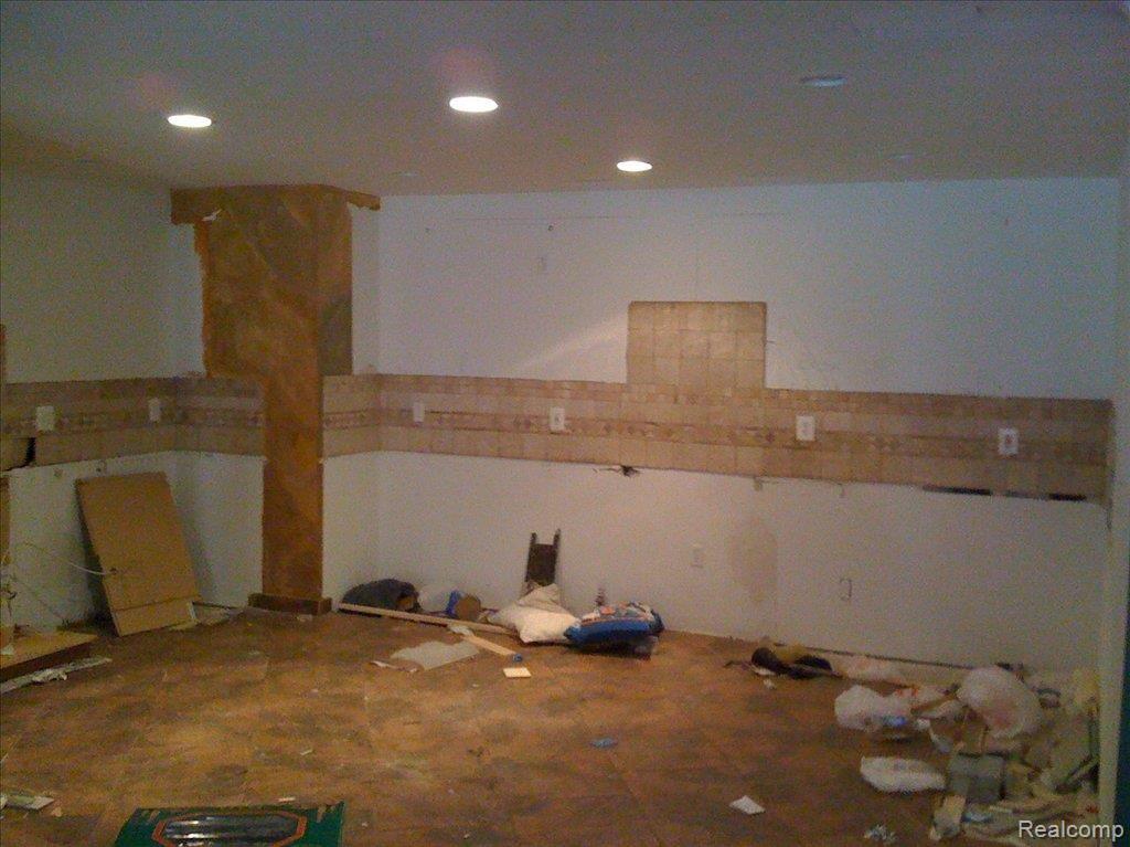 647 South Gulley Road Dearborn, MI 48124 - Photo 3 of 12 IMG_0683