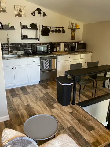 $945 | 1230 East Ohio Street, Unit B, Indianapolis, IN 46202