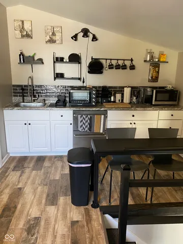 $945 | 1230 East Ohio Street, Unit B, Indianapolis, IN 46202