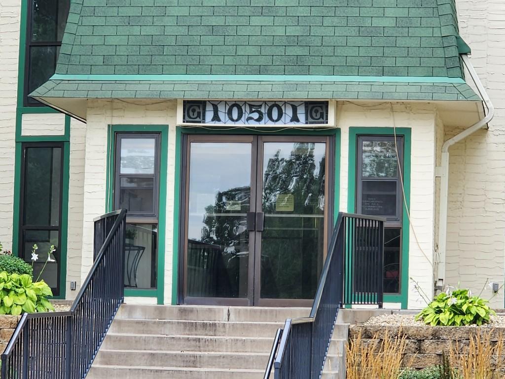 10501 Cedar Lk Road South, Unit 212 Hopkins, MN 55305 - Photo 2 of 10