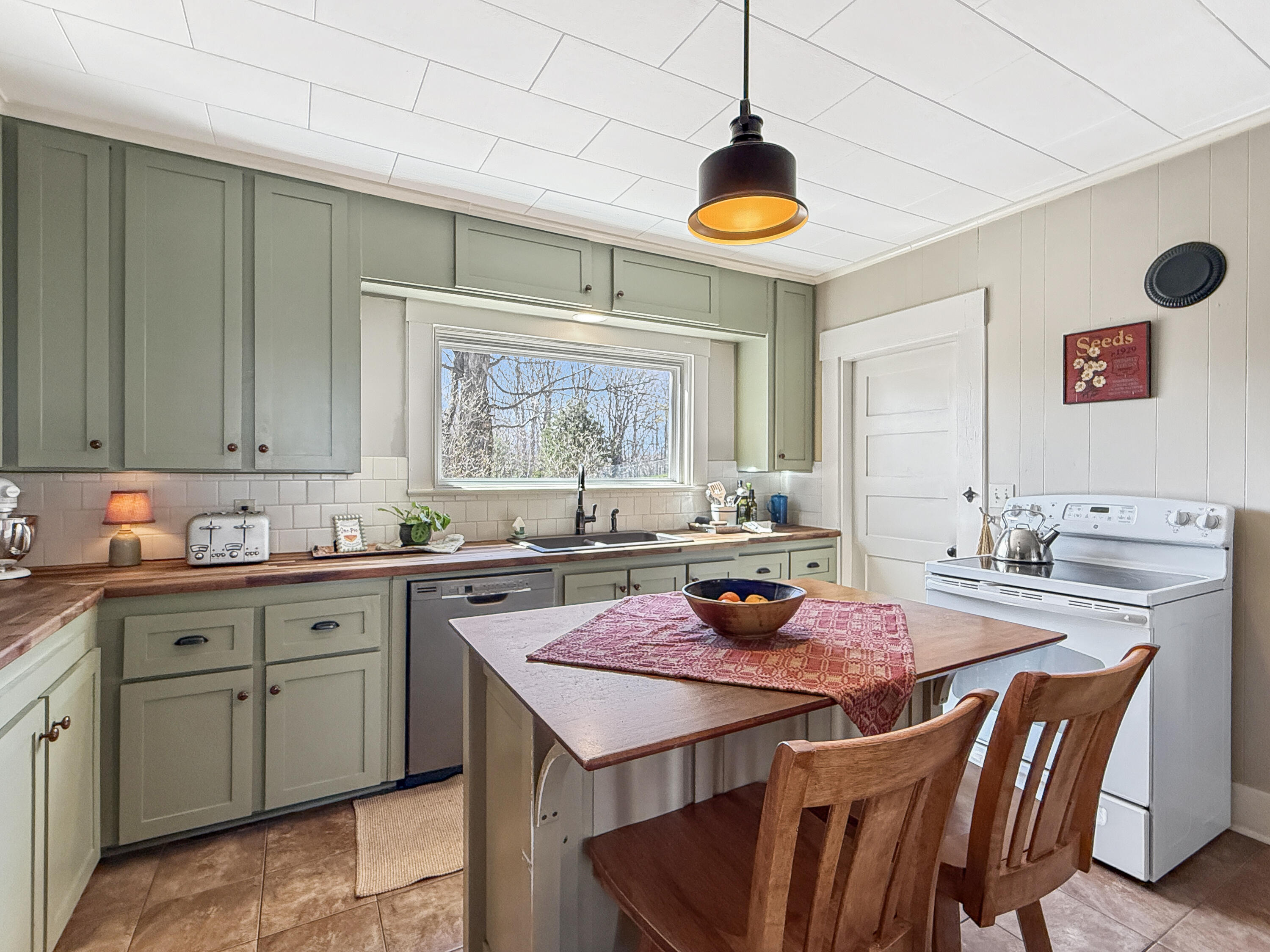 49 Pleasant Avenue Sangerville, ME 04479 - Photo 5 of 33 e61da3893099a76a29f6a246e2a799e65910db39