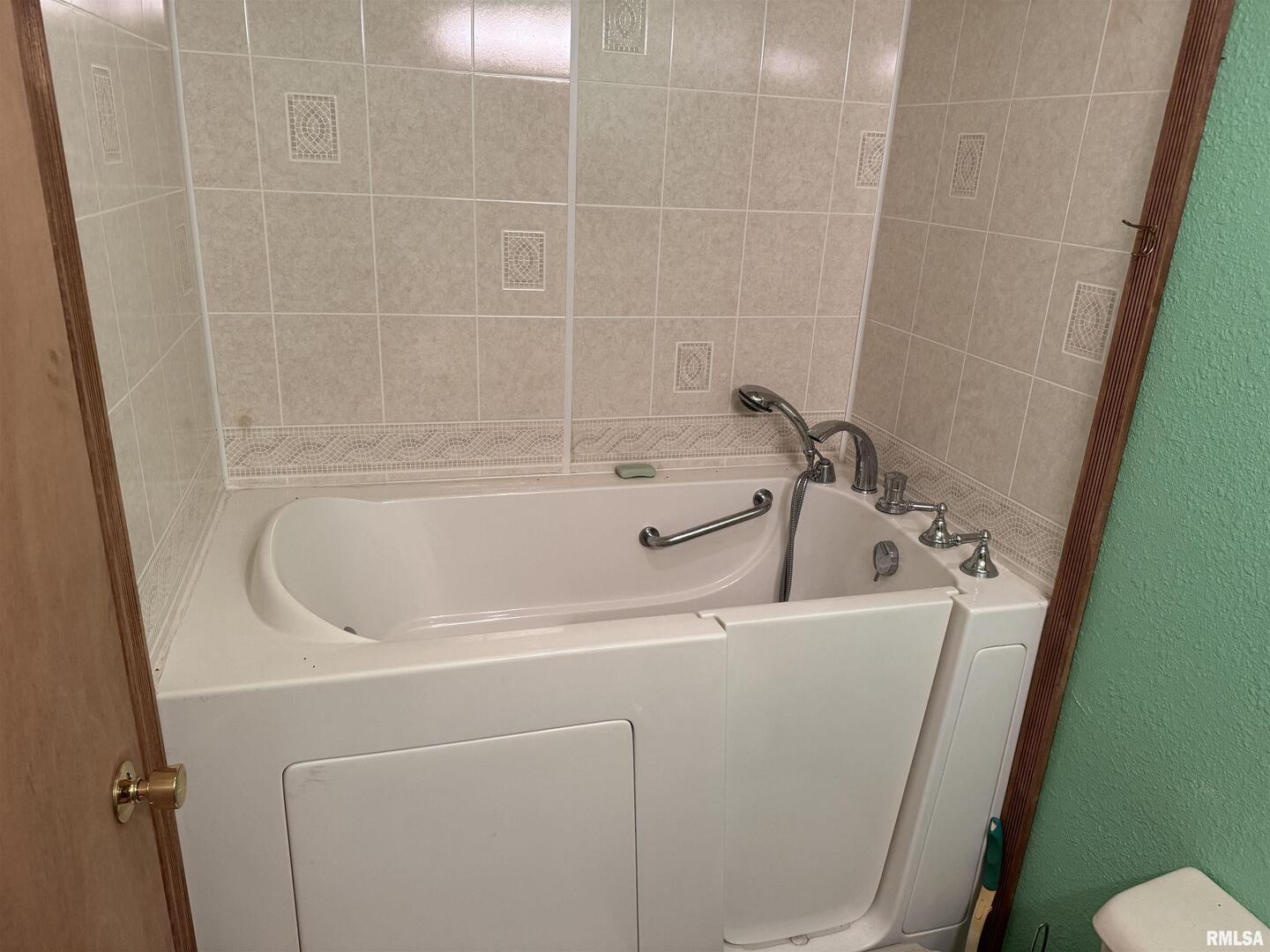 8424 Bolen Store Road Thompsonville, IL 62890 - Photo 17 of 30 a close view of a bathtub in bathroom