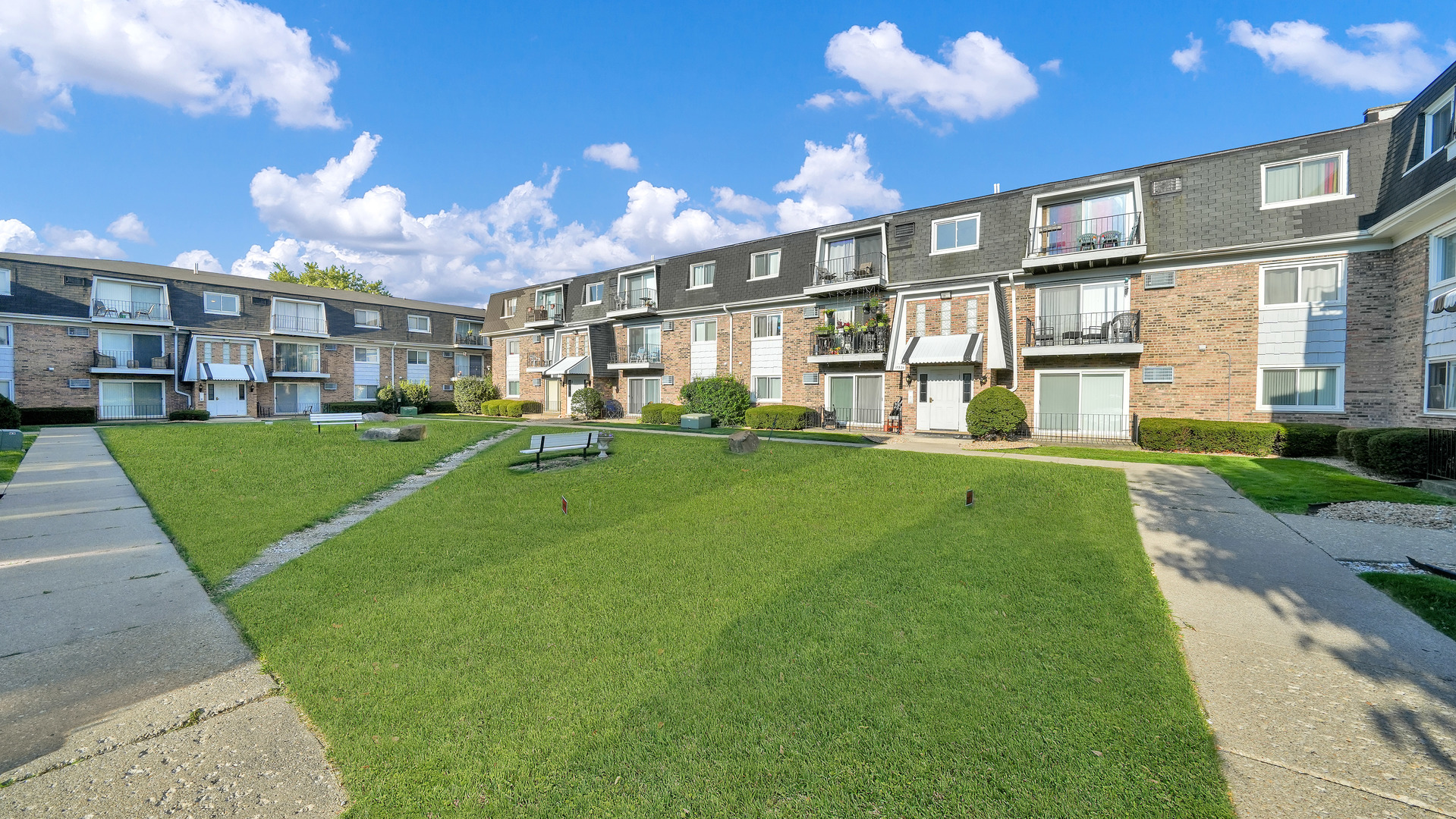 10324 Ridgeland Avenue, Unit 105 Chicago Ridge, IL 60415 - Photo 11 of 11 a house view with a garden space