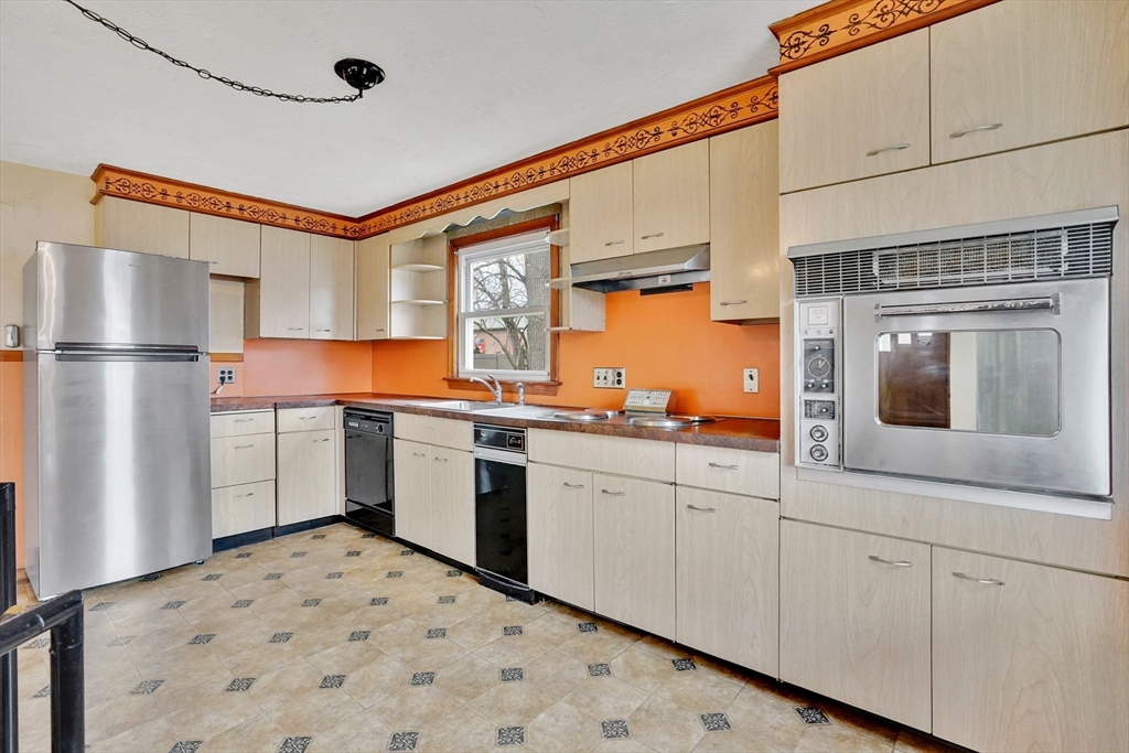 20 Edbert Street Chicopee, MA 01020 - Photo 8 of 37