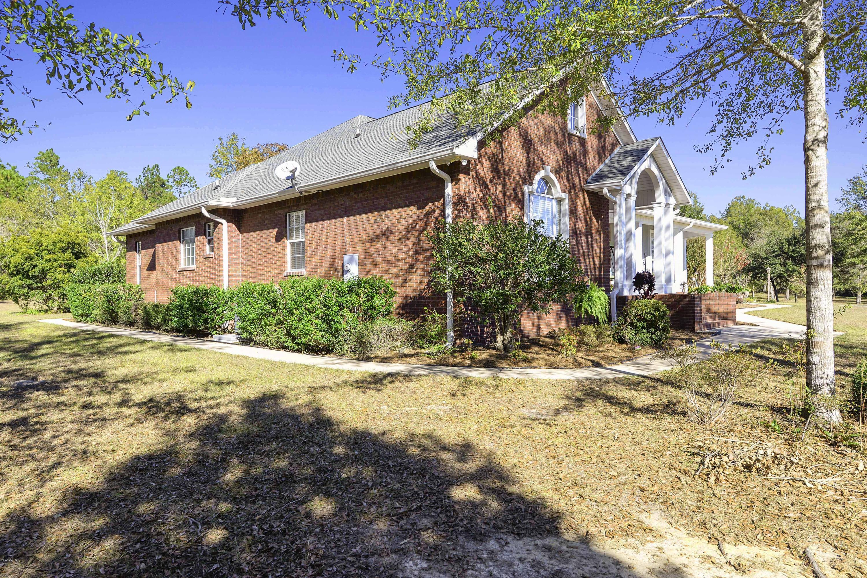 23601 Robert E Lee Road Lucedale, MS 39452 - Photo 3 of 30 014