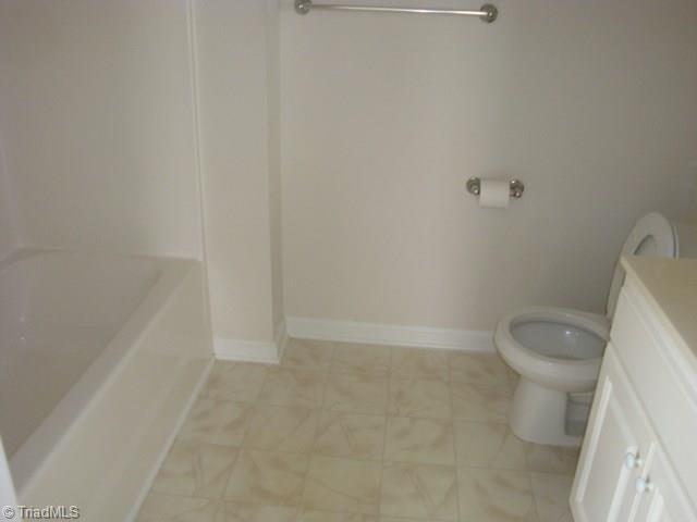 135 James Road, Unit 1A High Point, NC 27265 - Photo 9 of 11 Mstr bath