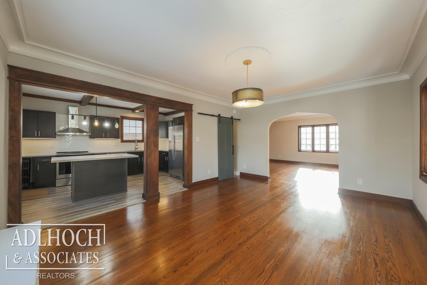320 Moran Road Grosse Pointe, MI 48236 - Photo 8 of 20 50128877-bfeadb7d-d005-4981-813c-86f361ff43b6.JPG