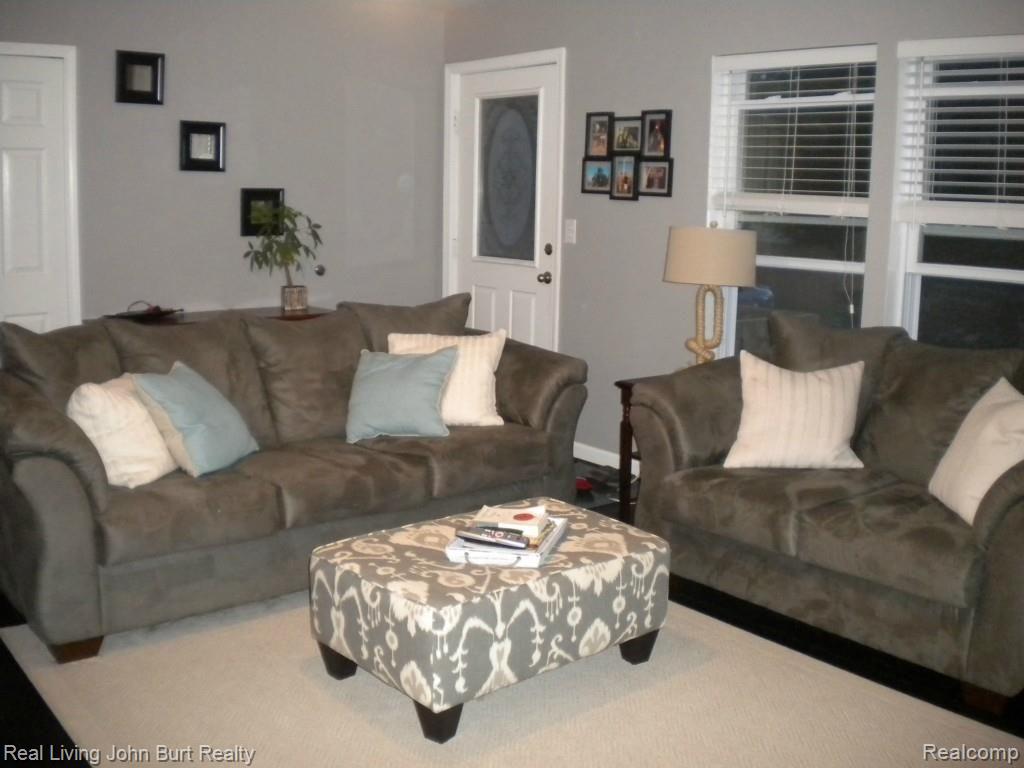 628 Crescent Lake Road Waterford, MI 48327 - Photo 4 of 28 2015-08-06 10.15