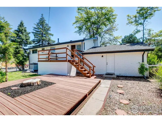 a view of a garden with a flower in a garden