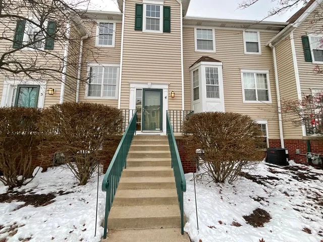 $2,400 | 1116 Village Center Parkway, Unit 4, Aurora, IL 60506