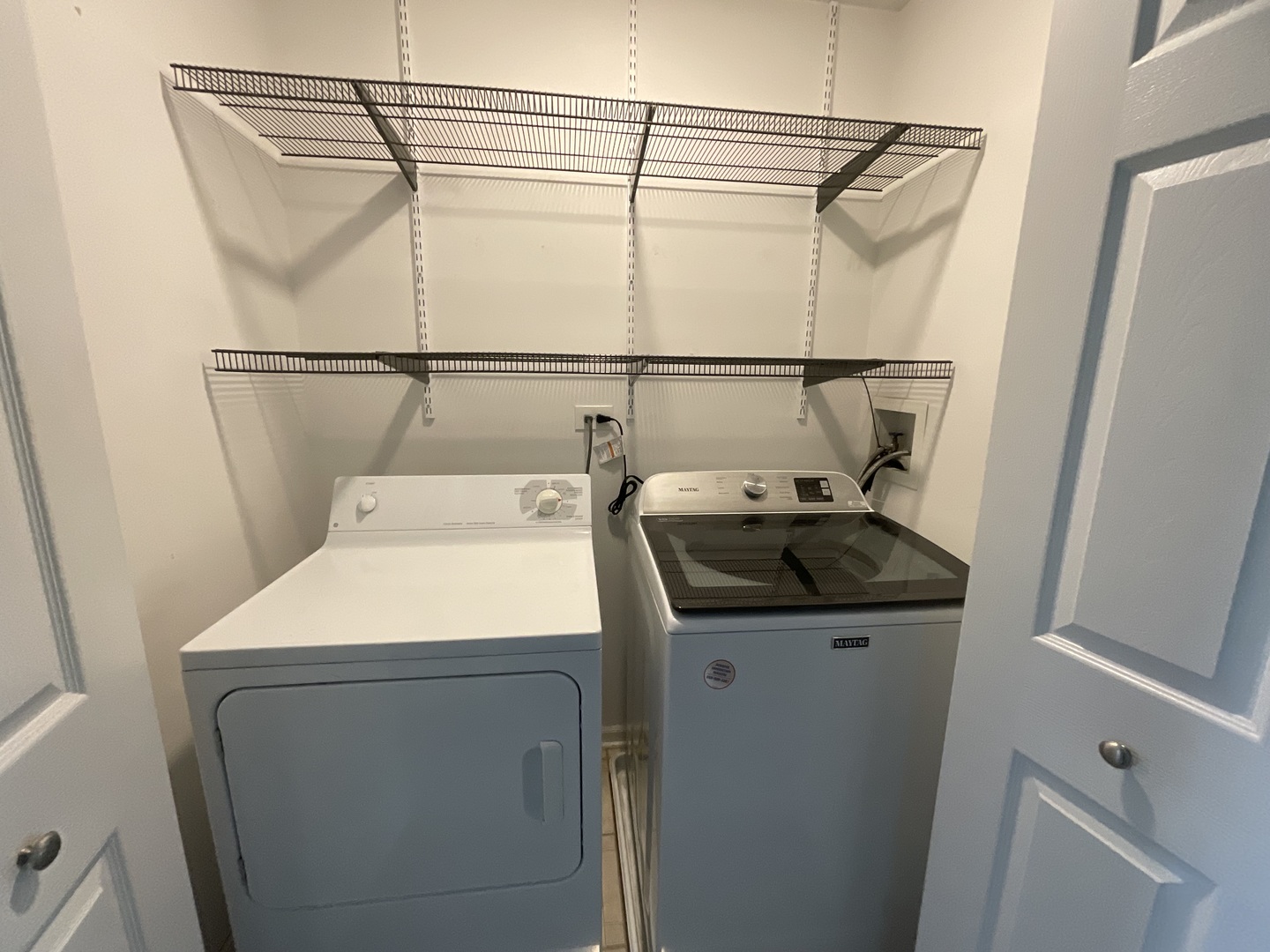 1116 Village Center Parkway, Unit 4 Aurora, IL 60506 - Photo 15 of 20 a utility room with dryer and washer