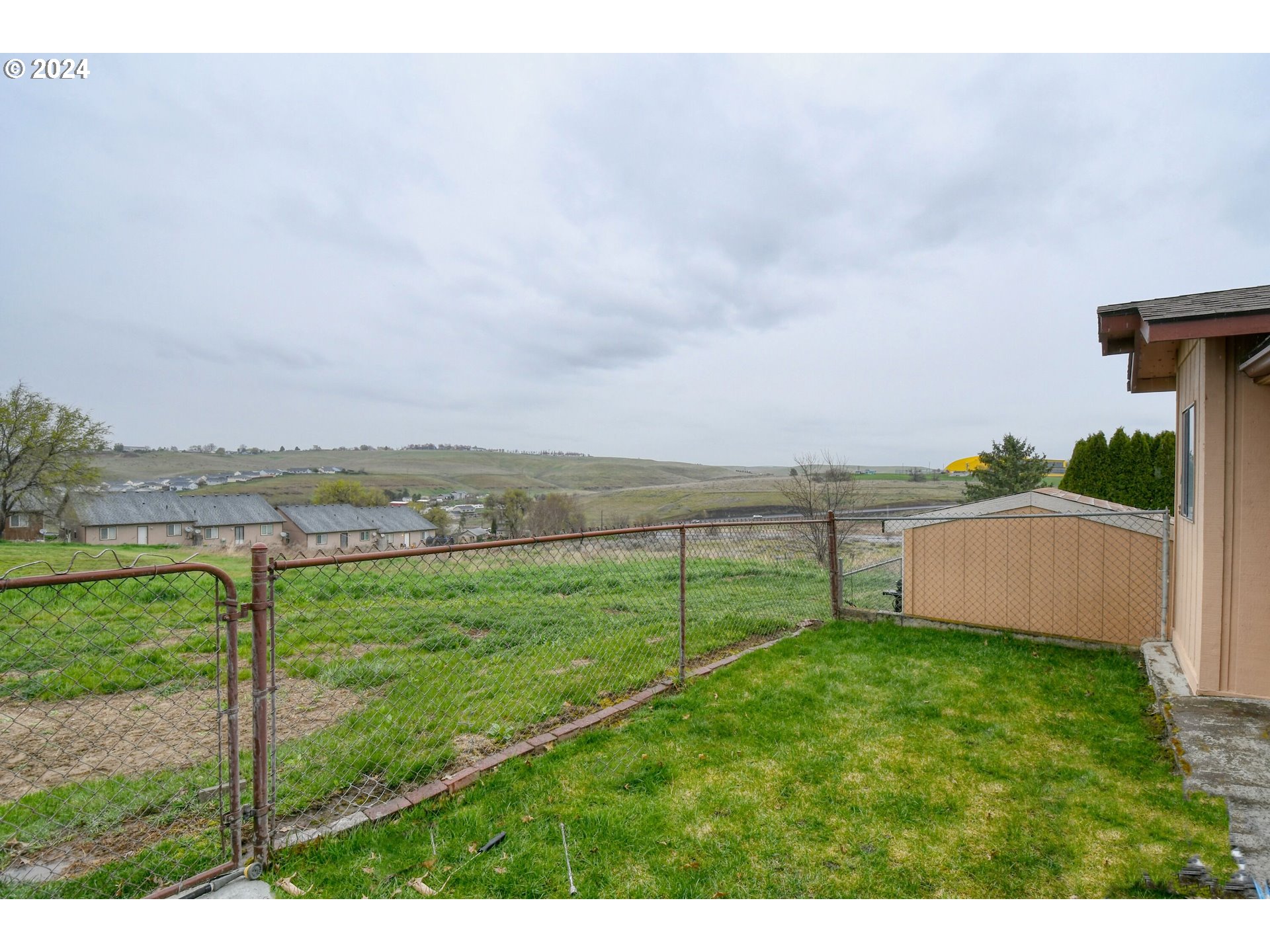 1209 Zeta Court Pendleton, OR 97801 - Photo 25 of 48 a view of a backyard with ocean and mountain view