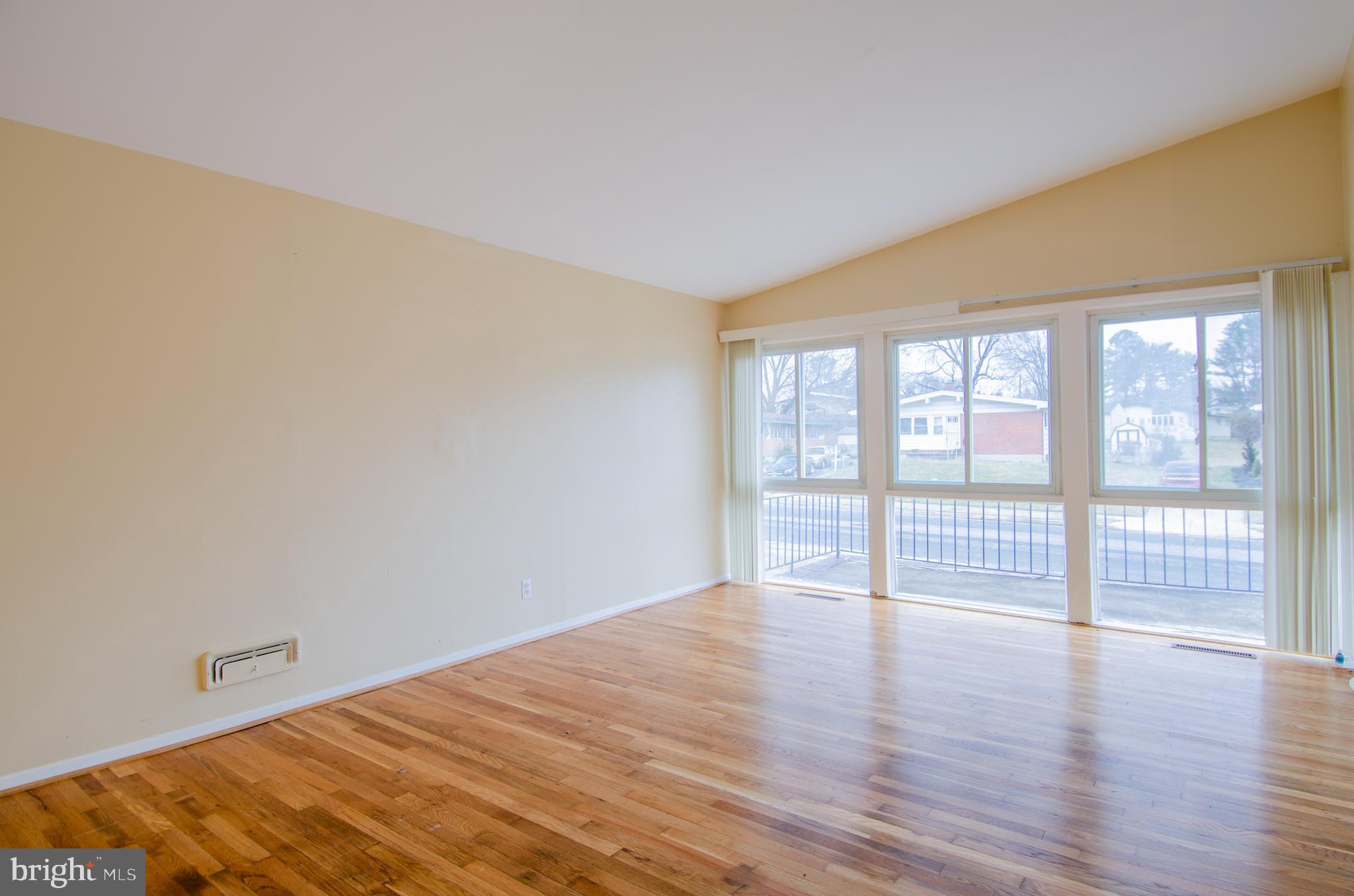 4711 Three Oaks Road Baltimore, MD 21208 - Photo 4 of 33