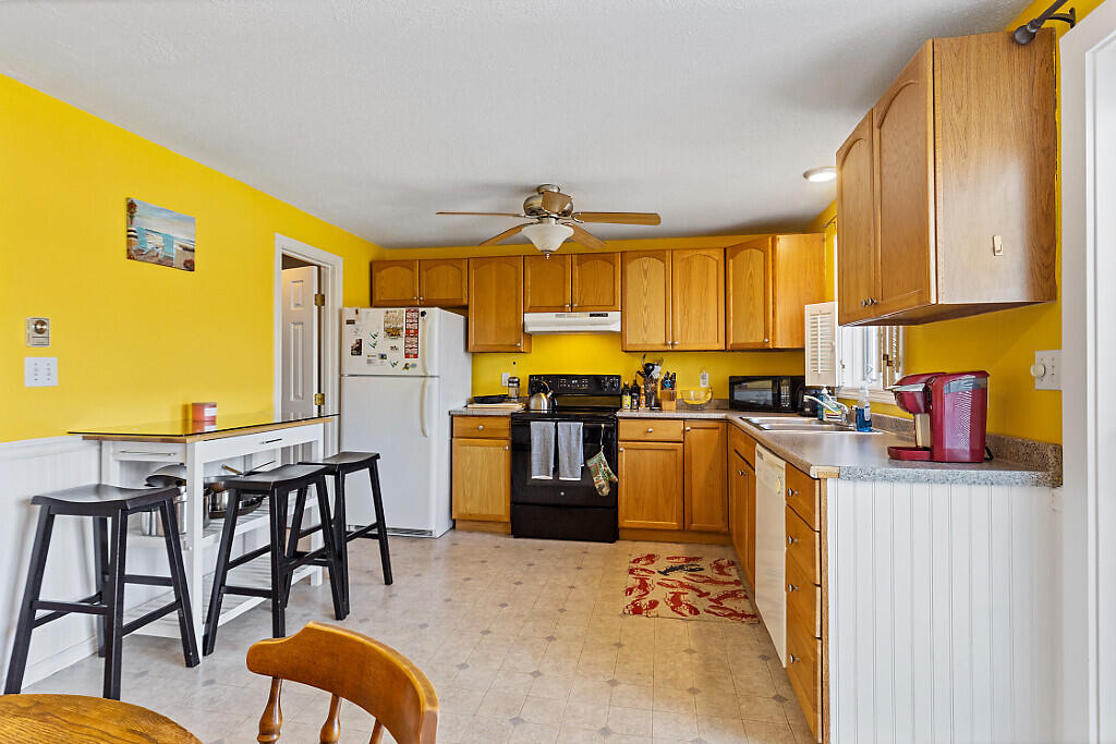10 Ocean Park Road, Unit 4 Old Orchard Beach, ME 04064 - Photo 9 of 52 Kitchen