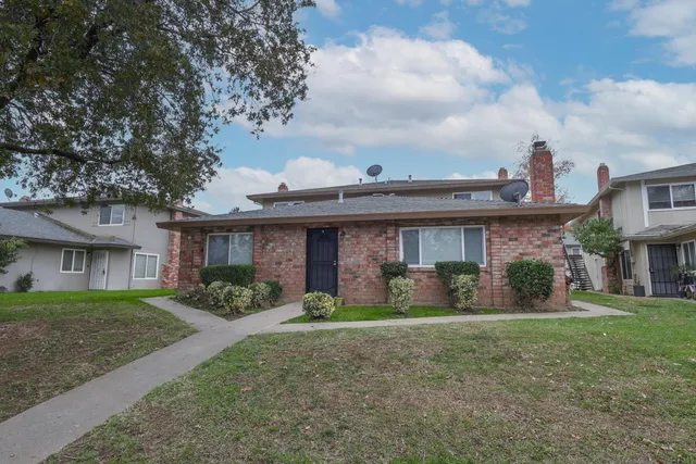 a view of a house with a yard