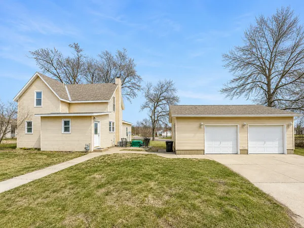 $204,900 | 672 South Anna Avenue, Lake Crystal, MN 56055