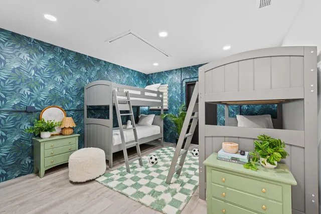 a view of entryway with garden